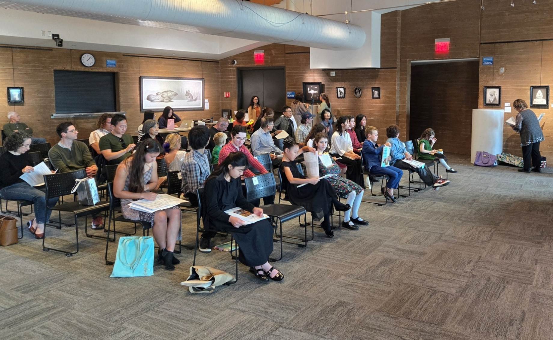 A group of people sitting in chairs

AI-generated content may be incorrect.