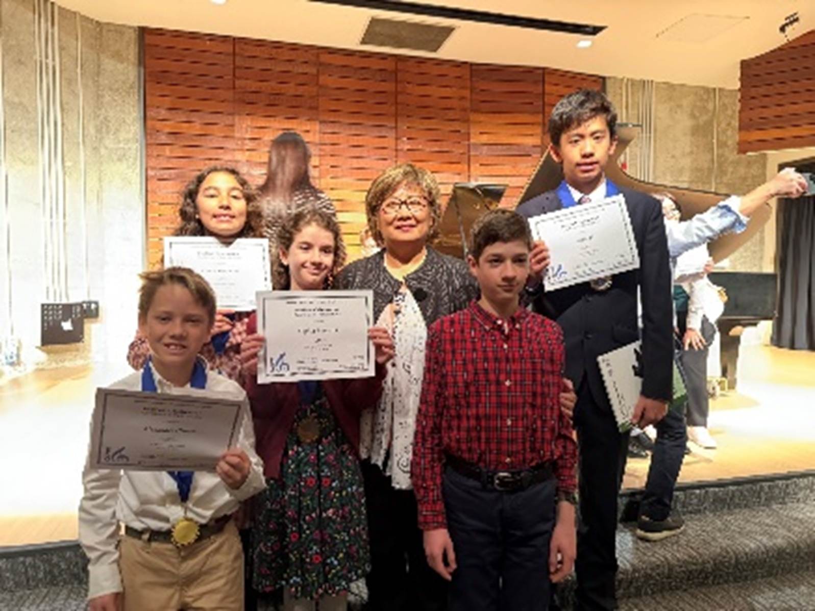 A group of people holding certificates

AI-generated content may be incorrect.